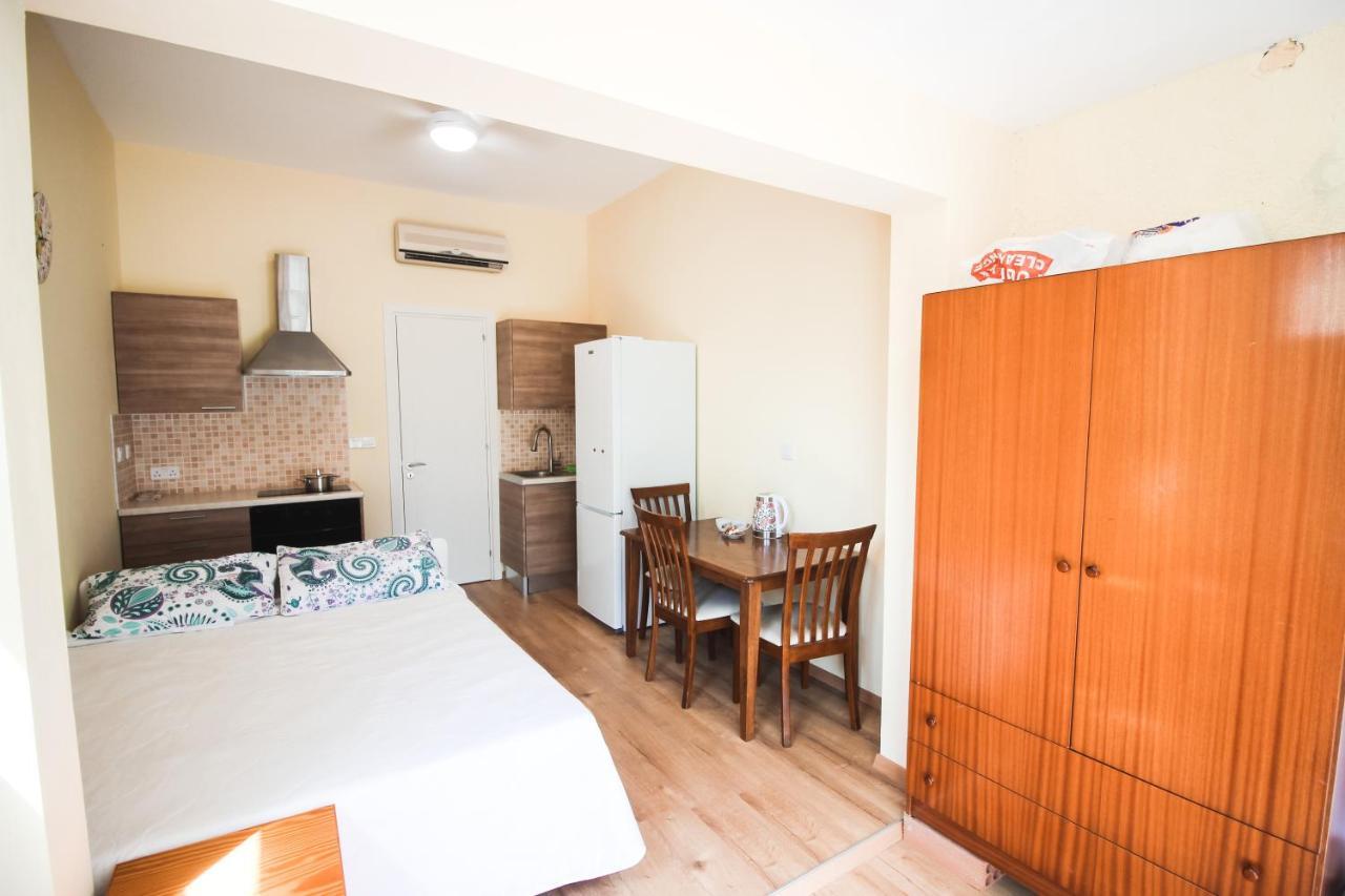 Moon-Light Studio Hotel Larnaca Esterno foto